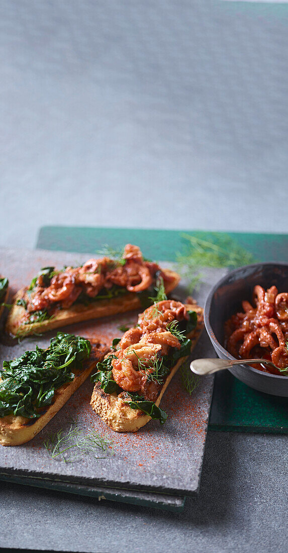 Crostini mit Oktopus und Schwarzkohl