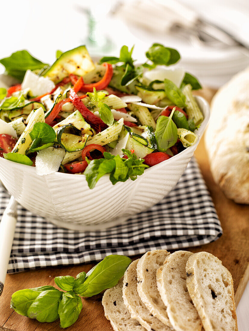 Nudelsalat mit geröstetem Gemüse