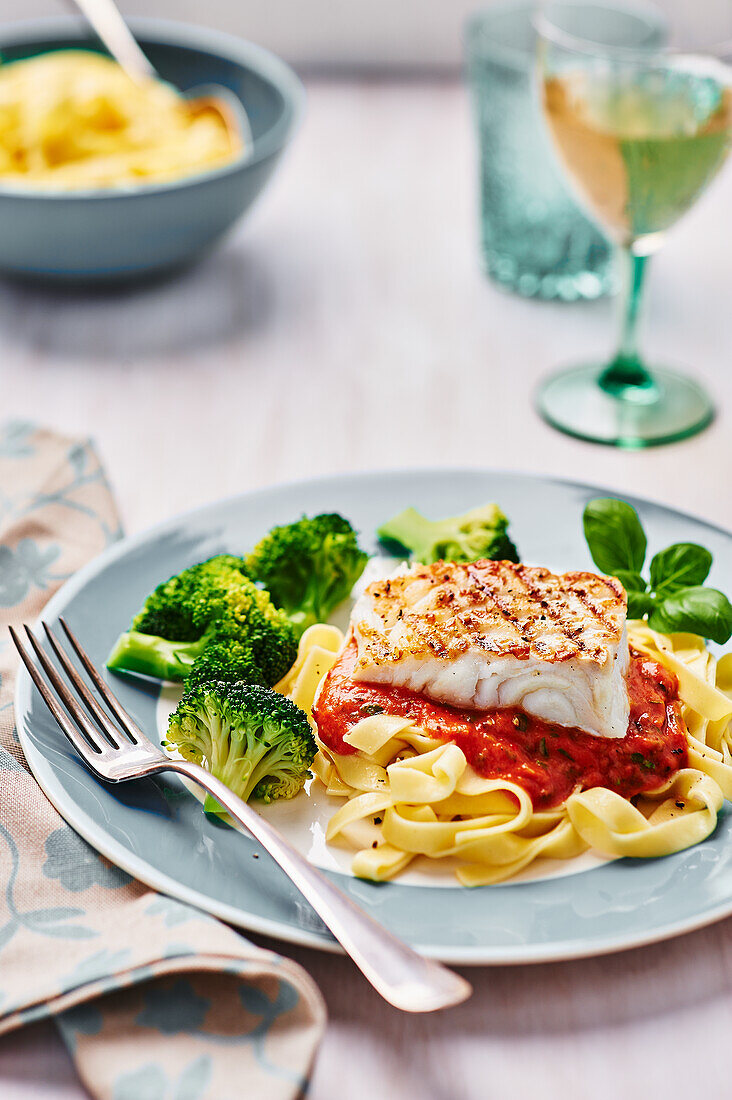 Gegrillter Kabeljau mit Tomatensauce, Tagliatelle und Brokkoli