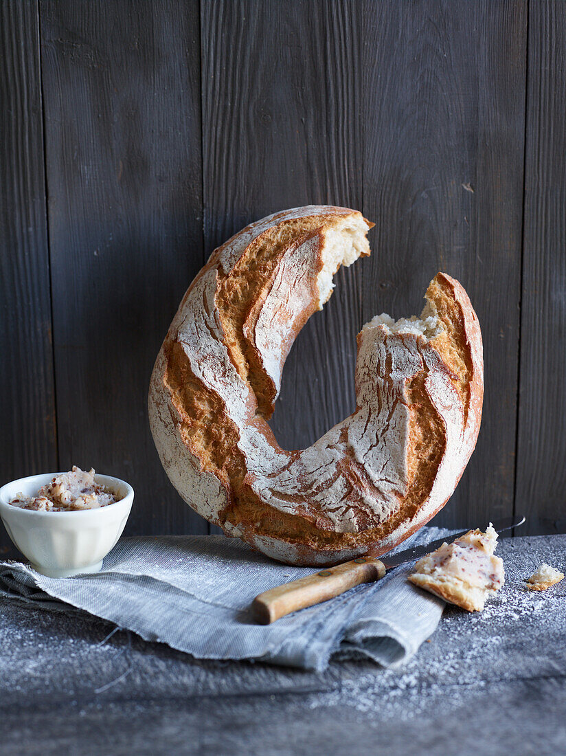 Light-coloured bread in ring shape