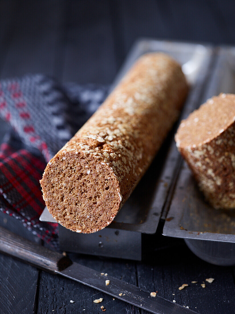 Dunkles Brot in Rollenfom