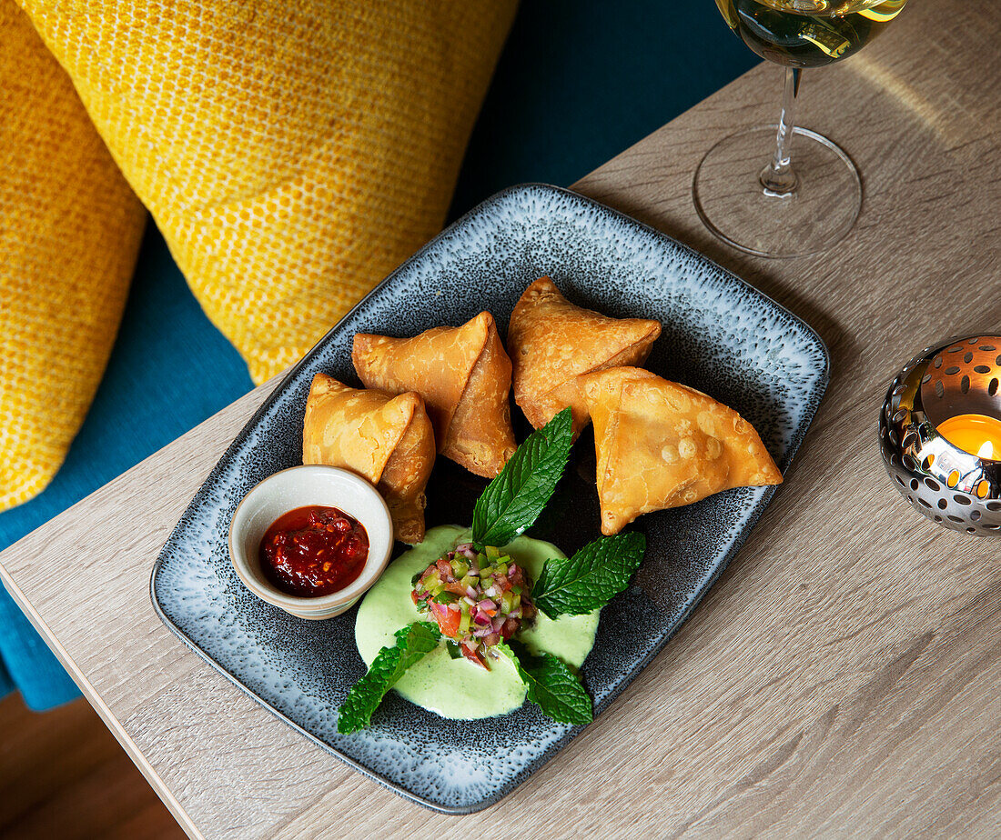 Samosas mit Chilisauce