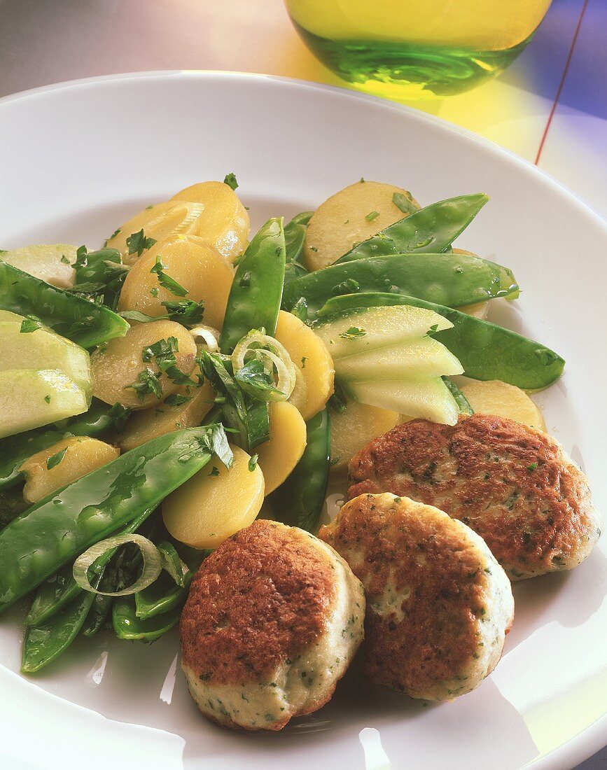 Geflügel-Frikadellen mit Kartoffel-Zuckerschoten-Salat