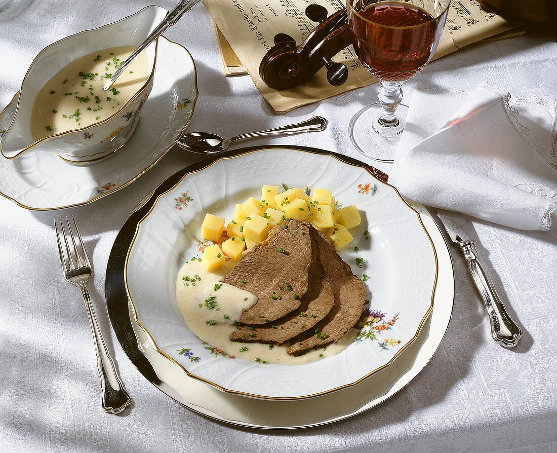 Tafelspitz mit Meerrettichsauce & Kartoffeln auf Teller