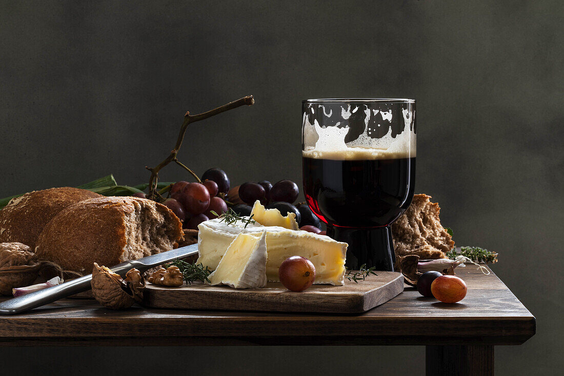 Käseplatte mit dunklem Bier und Brot