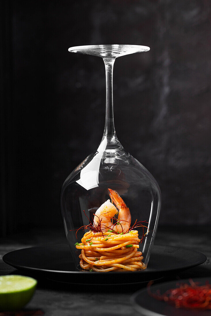 Spaghetti with prawns under a glass