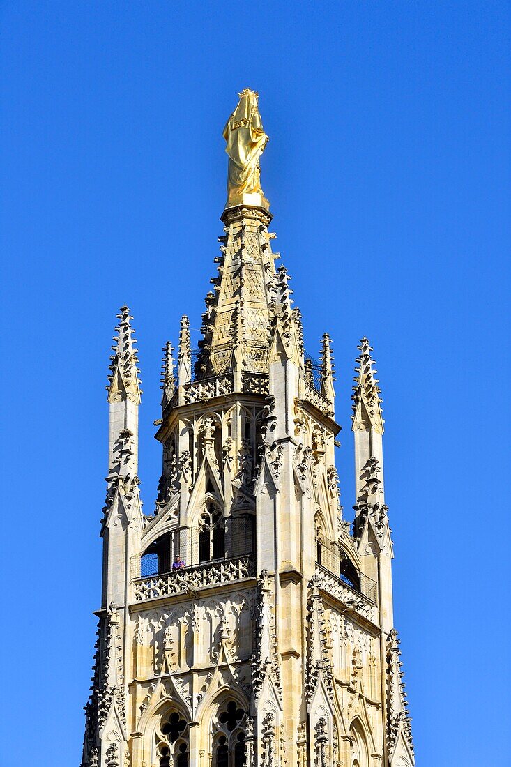 Frankreich,Gironde,Bordeaux,von der UNESCO zum Weltkulturerbe erklärtes Gebiet,Rathausviertel,Pey Berland Platz,Statue von Notre dame d'Aquitaine an der Spitze des Pey Berland Turms,Glockenturm der Kathedrale Saint Andre