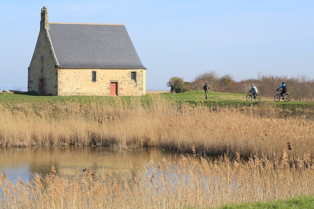 Frankreich,Ille et Vilaine,Smaragdküste,Bucht von Mont Saint Michel,von der UNESCO zum Weltkulturerbe erklärt,Saint Broladre,die Kapelle Sainte Anne (17. Jh.) am Rande des Deichs der Herzogin Anne