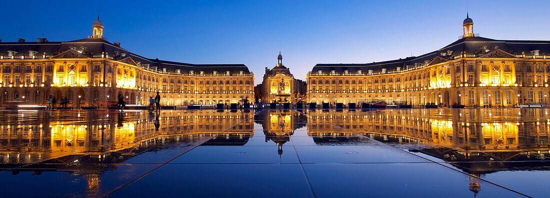 Frankreich,Gironde,Bordeaux,von der UNESCO zum Weltkulturerbe ernanntes Gebiet,Stadtteil Saint Pierre,Place de la Bourse,das Spiegelbecken von 2006 und der Hydrant von Jean-Max Llorca