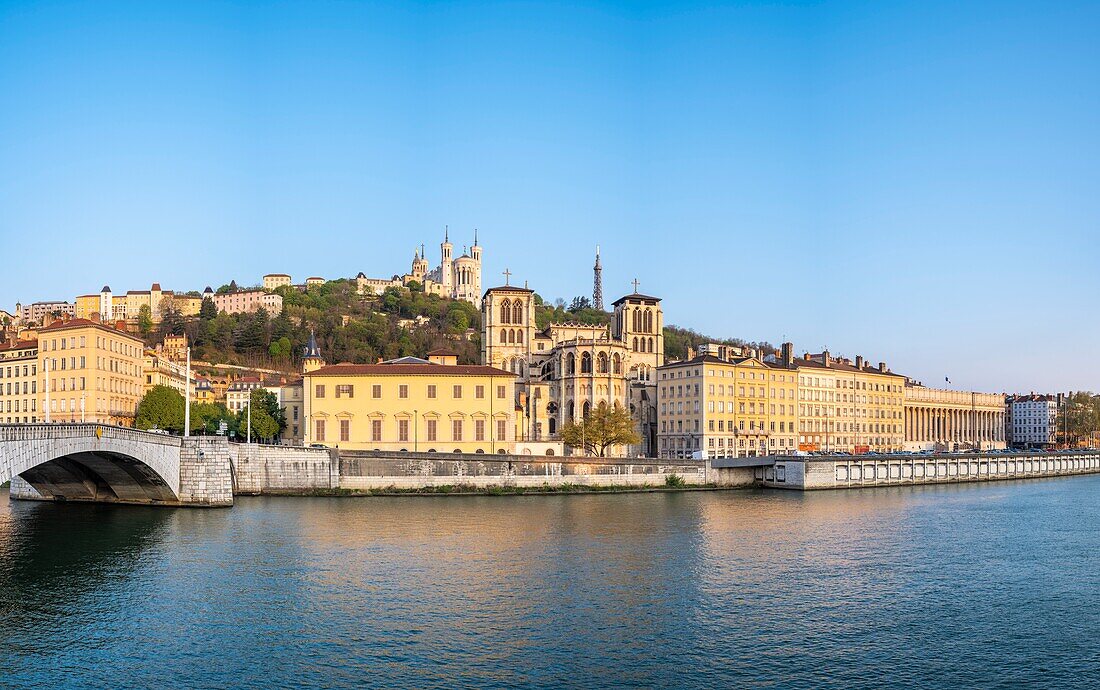 Frankreich,Rhone,Lyon,Altstadt, die zum UNESCO-Weltkulturerbe gehört, Lyon, Ufer der Saone, Kathedrale Saint-Jean und Basilika Notre-Dame de Fourviere im Hintergrund