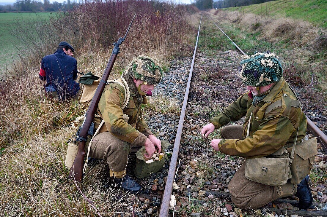 Frankreich,Eure,Cocherel,Allied Reconstitution Group (Verein zur historischen Rekonstruktion des 2. Weltkriegs in den USA und des französischen Maquis),Reenactors in der Rolle britischer Soldaten, die sich darauf vorbereiten, unter der Aufsicht von Partisanen der französischen Streitkräfte des Innern (FFI) eine Eisenbahnstrecke mit einem Plastiksprengsatz zu sabotieren