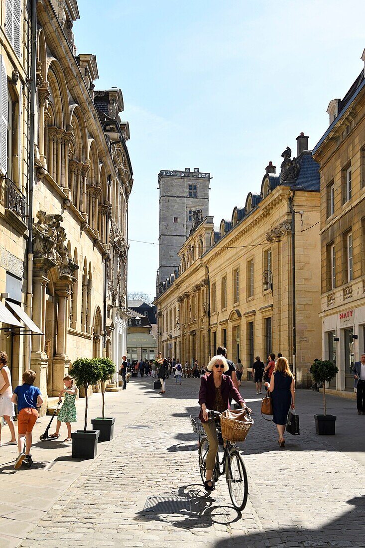 Frankreich,Cote d'Or,Dijon,von der UNESCO zum Weltkulturerbe erklärtes Gebiet,rue des Forges und Palast der Herzöge von Burgund mit dem Turm von Philippe le Bon