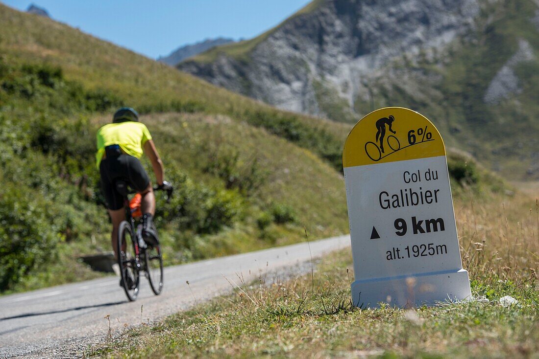 Frankreich,Savoie,Massif des Cerces,Valloire,Aufstieg mit dem Fahrrad auf den Col du Galibier,eine der Routen des größten Fahrradgebiets der Welt,Baken informieren die Radtouristen regelmäßig über die Neigung der zu erklimmenden Hänge und die verbleibende Strecke bis zum Gipfel