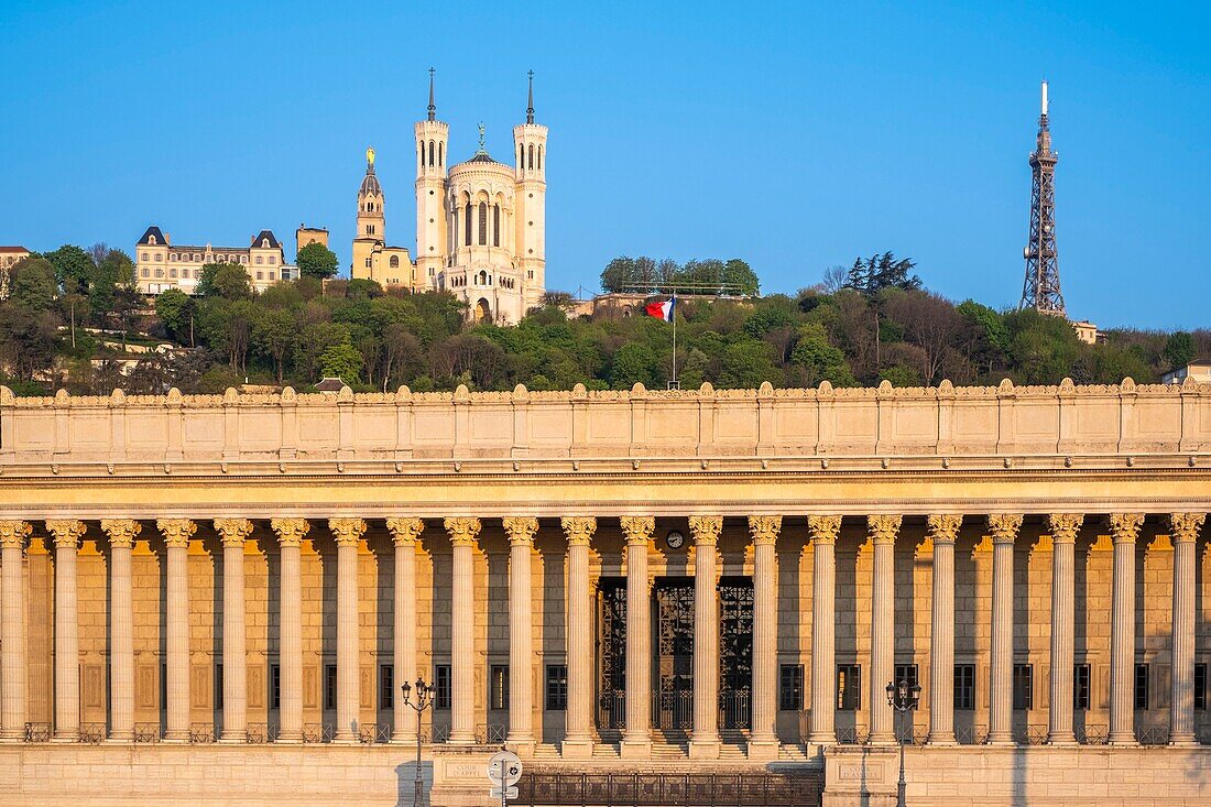 Frankreich,Rhone,Lyon,Altstadt, die zum UNESCO-Welterbe gehört,Quai Romain-Rolland,historisches Gerichtsgebäude, auch Palast der vierundzwanzig Säulen genannt (1847) und die Basilika Notre Dame de Fourviere im Hintergrund