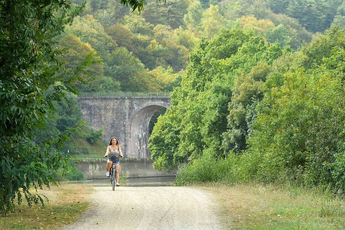 Frankreich,Ille et Vilaine,Guipry-Messac,Fahrrad im bewaldeten Tal von Corbinières und das Aquädukt ferrovière, das den Fluss Vilaine überquert