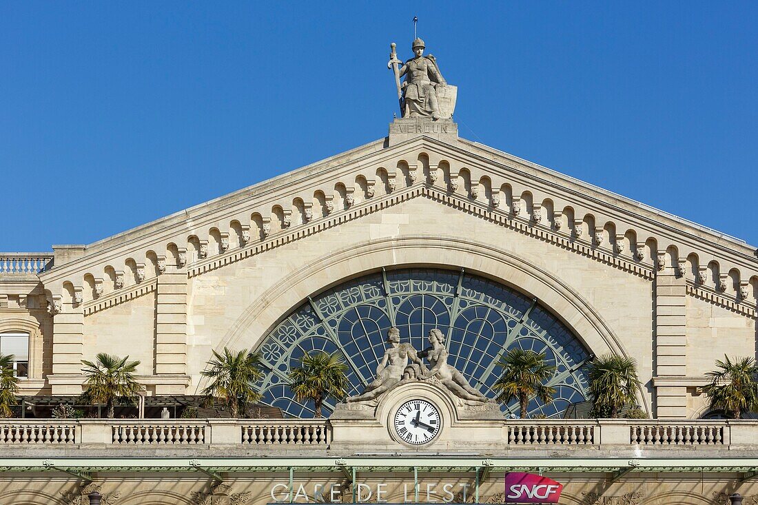 Frankreich,Paris,Gare de Paris-Est oder Gare de l'Est (Bahnhof des Ostens),ist einer der sechs großen SNCF-Bahnhöfe in Paris,1849 eröffnet und ein Werk des Architekten Francois-Alexandre Duquesney,an der Ostfassade befindet sich eine Statue des Bildhauers Varenne, die die Stadt Verdun darstellt
