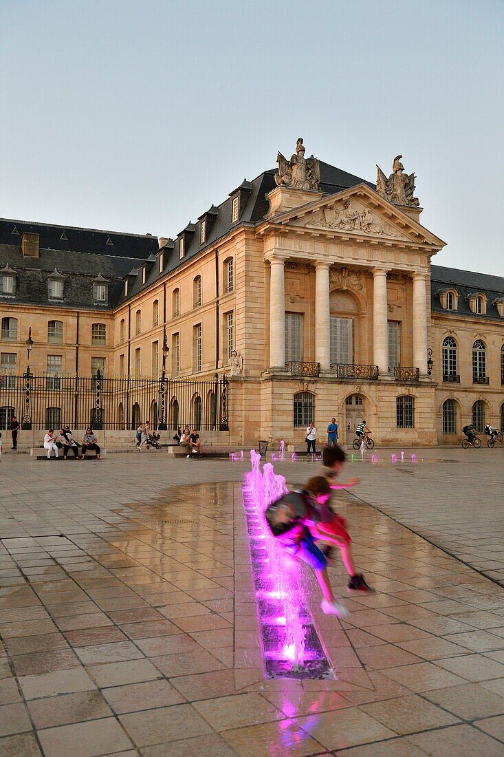 Frankreich,Cote d'Or,Dijon,von der UNESCO zum Weltkulturerbe erklärtes Gebiet,Brunnen auf dem Place de la Libération (Platz der Befreiung) vor dem Palast der Herzöge von Burgund, in dem sich das Rathaus und das Museum der schönen Künste befinden
