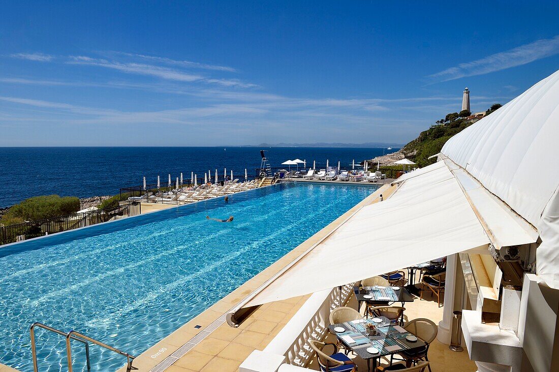 Frankreich,Alpes Maritimes,Saint Jean Cap Ferrat,Grand-Hotel du Cap Ferrat,ein 5-Sterne-Palast von Four Seasons Hotel,der schicke Club Dauphin am Pool und mit Blick auf das Meer