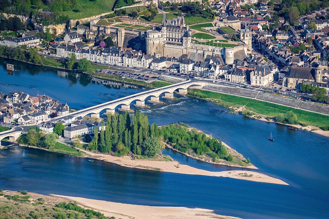 Frankreich,Indre et Loire,Loire-Tal, das von der UNESCO zum Weltkulturerbe erklärt wurde,Blick auf Stadt und Schloss von Amboise (Luftaufnahme)