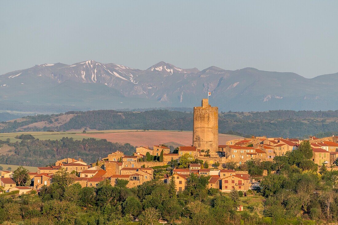 Frankreich,Puy de Dome,Montpeyroux,beschriftet mit Les Plus Beaux Villages de France (Die schönsten Dörfer Frankreichs),im Hintergrund das Massif du Sancy im Parc Naturel Regional des Volcans d'Auvergne (Regionaler Naturpark der Volcans d'Auvergne)