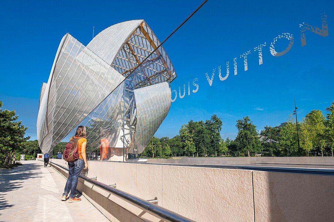 Frankreich,Paris,entlang des GR® Paris 2024 (oder GR75),Fernwanderweg der Metropole, der zur Unterstützung der Pariser Bewerbung für die Olympischen Spiele 2024 angelegt wurde,Bois de Boulogne,Louis-Vuitton-Stiftung, entworfen vom Architekten Frank Gehry