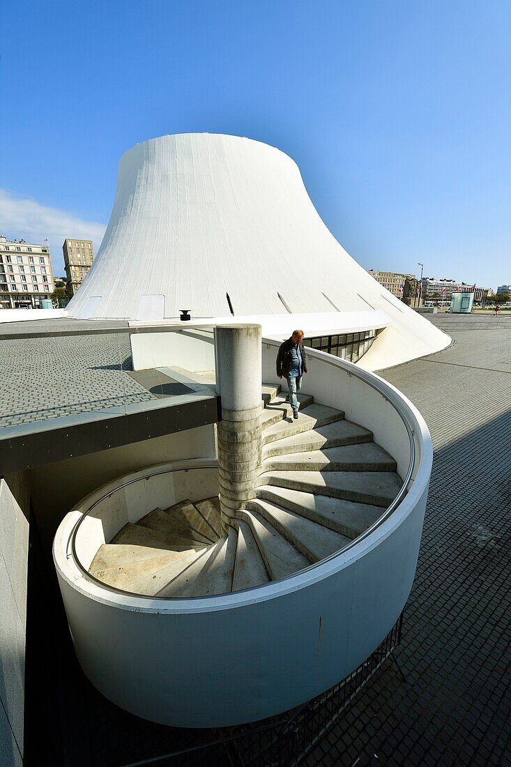 Frankreich,Seine Maritime,Le Havre,von Auguste Perret wiederaufgebaute Stadt, die von der UNESCO zum Weltkulturerbe erklärt wurde,Space Niemeyer,Le Volcan (Der Vulkan) des Architekten Oscar Niemeyer,das erste in Frankreich gebaute Kulturzentrum