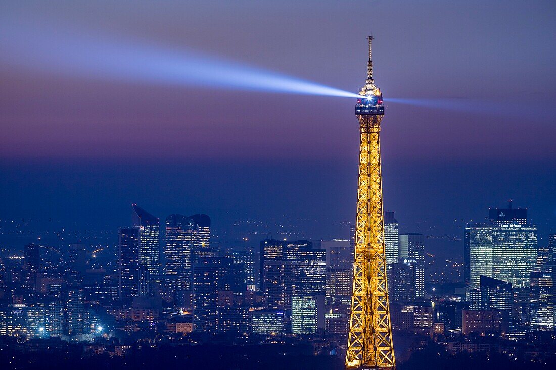 Frankreich,Pariser Gebiet, das von der UNESCO zum Weltkulturerbe erklärt wurde,Eiffelturm (© SETE-illuminations Pierre Bideau) und La Defense