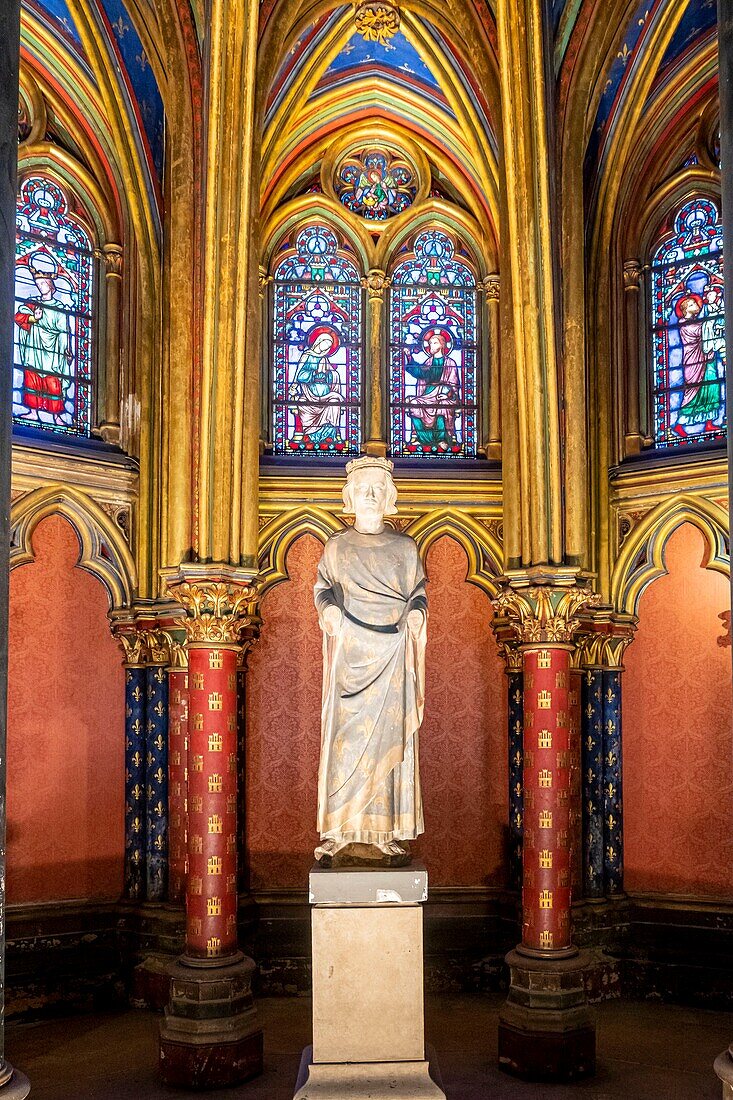 Frankreich,Paris,Weltkulturerbe der UNESCO,Ile de la Cite,Sainte Chapelle,Buntglasfenster der Unteren Kapelle,Saint Louis Statue