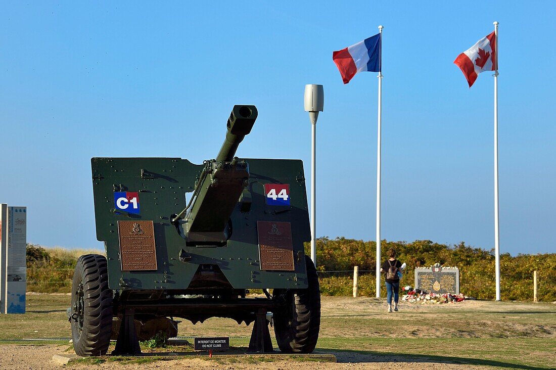 Frankreich,Calvados,Courseulles sur Mer,Juno Beach Centre,Museum über die Rolle Kanadas im Zweiten Weltkrieg,Geschütz QF 25-Pfünder-Kanone