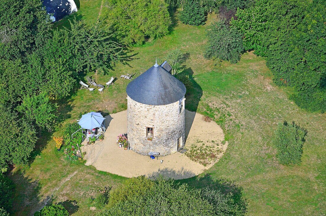 Frankreich,Morbihan,Bois d'Anic,ehemalige Mühle in Haus gebaut (Luftaufnahme)
