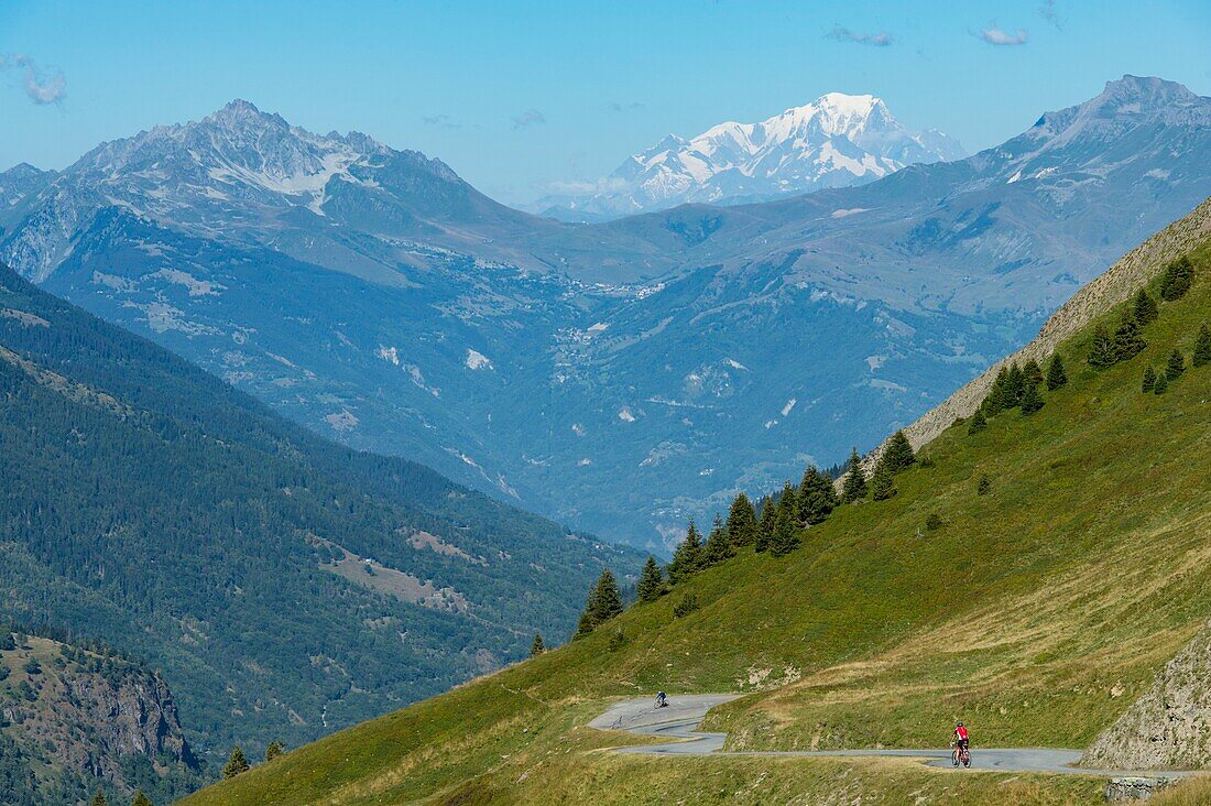 Frankreich,Savoie,Saint Jean de Maurienne,in einem Radius von 50 km um die Stadt wurde das größte Radfahrgebiet der Welt geschaffen,Glandon-Pass, die Straße, die das Tal Villards und den Mont Blanc hinaufführt
