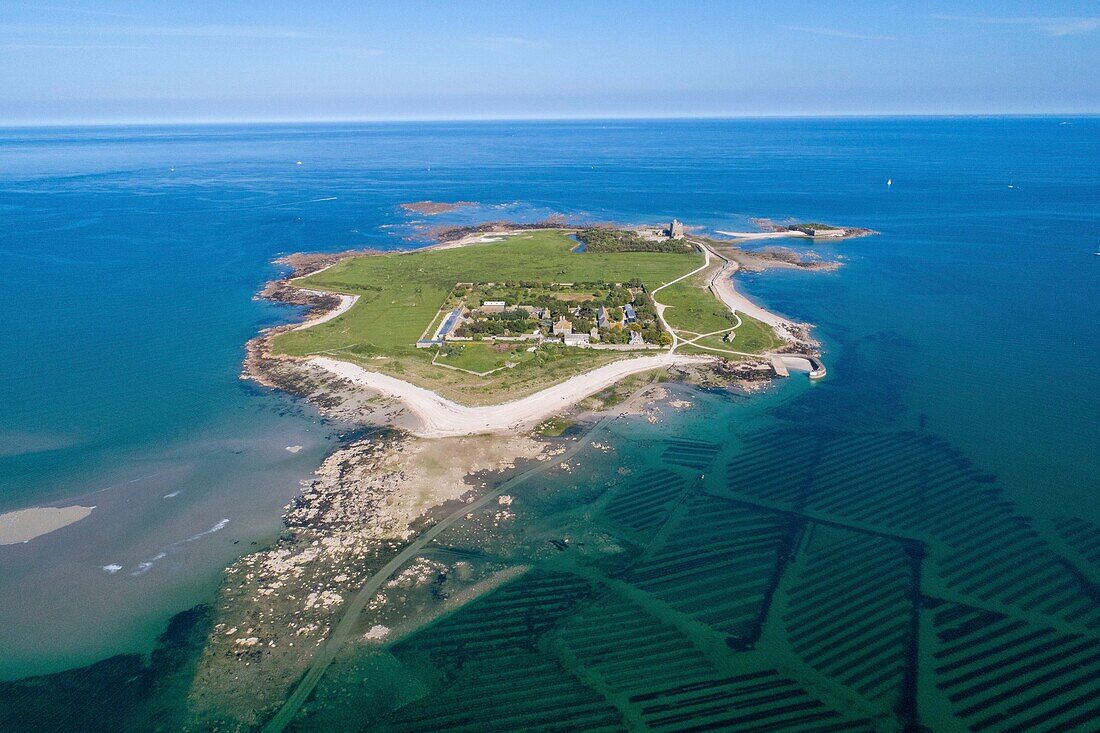 Frankreich,Manche,Cotentin,Saint Vaast la Hougue,Insel Tatihou, die Vauban-Festungsanlagen gehören zum Weltkulturerbe der UNESCO (Luftaufnahme)