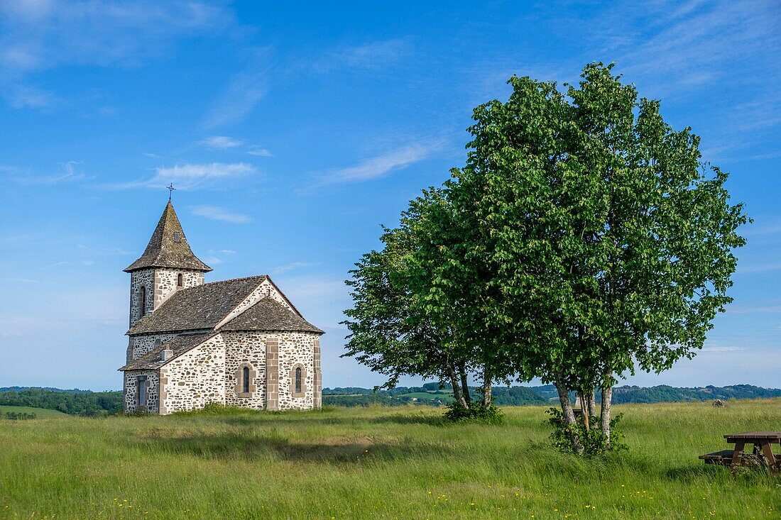 Frankreich,Cantal,Le Cros de Ronesque,die Kirche Saint Jacques auf dem Rocher de Ronesque (Felsen von Ronesque)