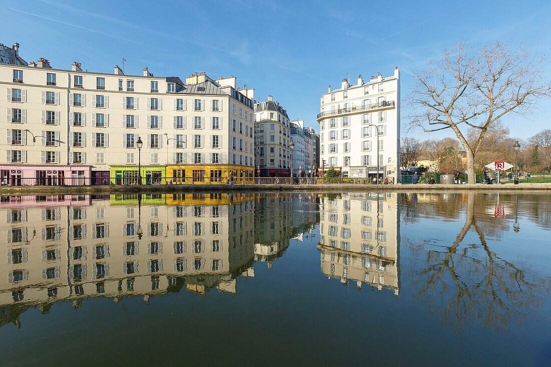 Frankreich,Paris,Saint-Martin-Kanal,Schaufenster Antoine et Lili und Wohnhaus am Quai de Valmy