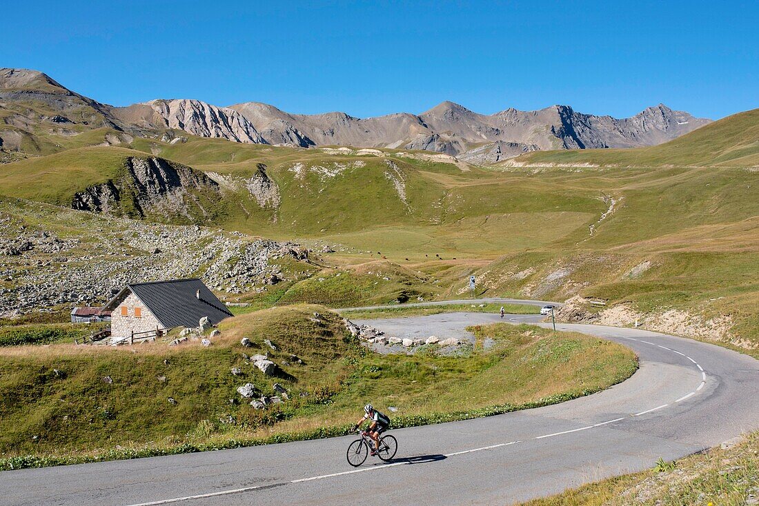Frankreich,Savoie,Valloire,Massiv des Cerces,Aufstieg mit dem Fahrrad auf den Col du Galibier,eine der Routen des größten Radfahrgebietes der Welt,Im Hintergrund rechts der Pass,vom Weiler Les Granges aus
