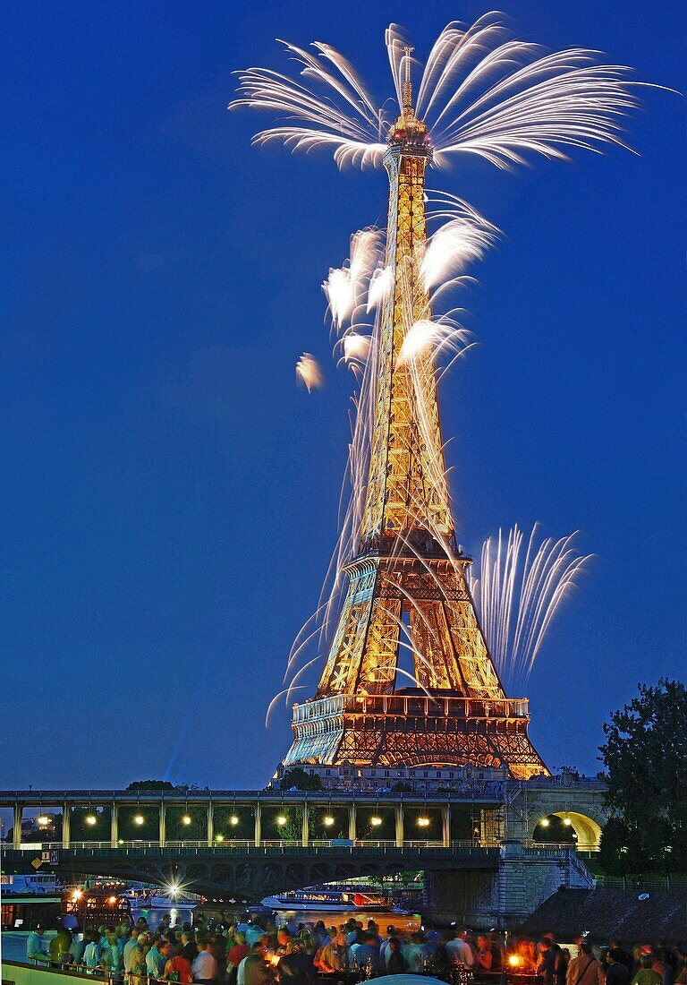 France,Paris,the Eiffel Tower and fireworks (© SETE illuminations Pierre Bideau)