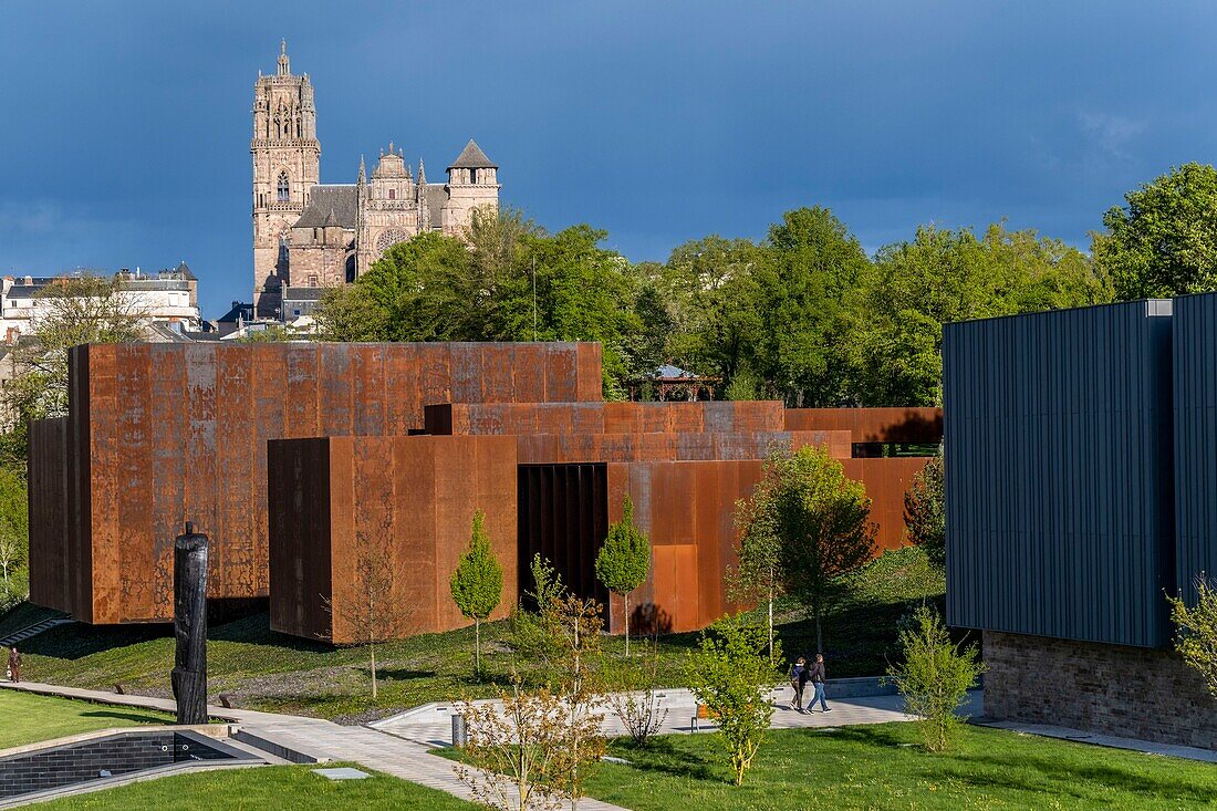 Frankreich,Aveyron,Rodez,das Soulages-Museum,entworfen von den katalanischen Architekten RCR in Zusammenarbeit mit Passelac & Roques und die Kathedrale Notre Dame
