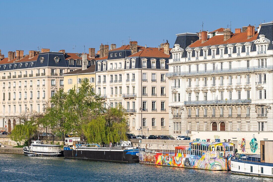 Frankreich,Rhone,Lyon,Quai du Maréchal Joffre,mytoc.fr barge, ein 38 Meter langes Kunstwerk, ist eine kulturelle Plattform, die am Ufer der Saone liegt