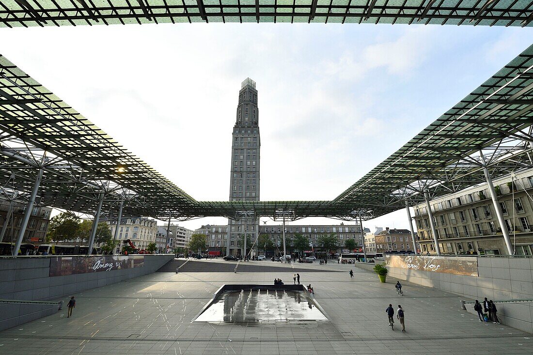 Frankreich,Somme,Amiens,Platz Alphonse Fiquet,Perret-Turm aus Stahlbeton, entworfen vom Architekten Auguste Perret, eingeweiht 1952, und das Glasdach des Bahnhofs, entworfen vom Architekten Claude Vasconi