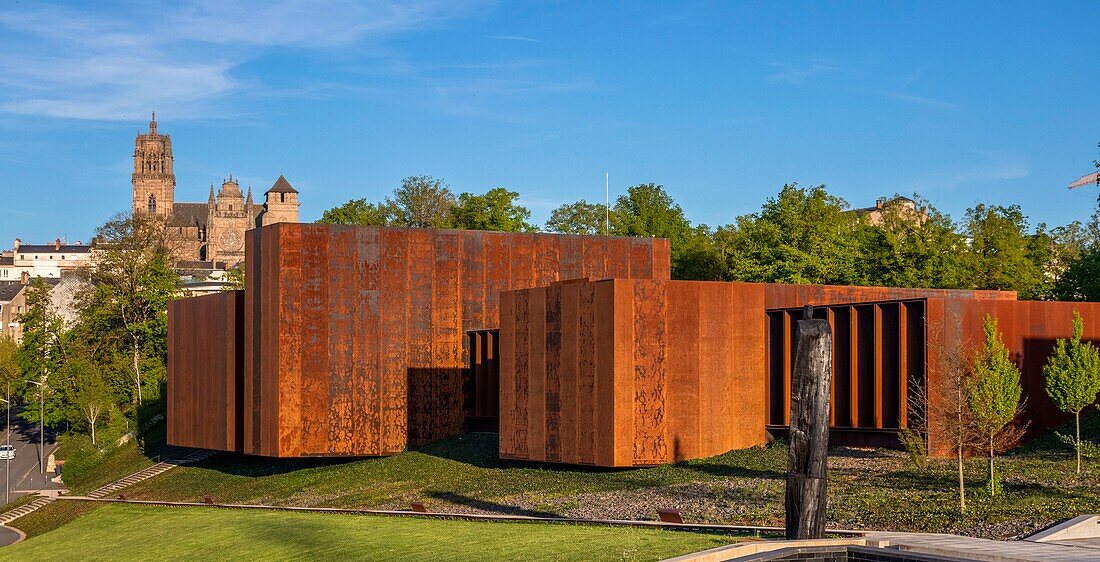 France,Aveyron,Rodez,the Soulages Museum,designed by the Catalan architects RCR associated with Passelac & Roques and Notre Dame cathedral