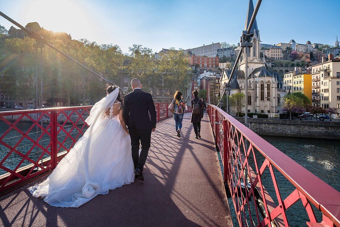 Frankreich,Rhone,Lyon,Altstadt, die zum UNESCO-Weltkulturerbe gehört,Alt-Lyon,Fußgängerbrücke Saint Georges über die Saone und Kirche Saint Georges