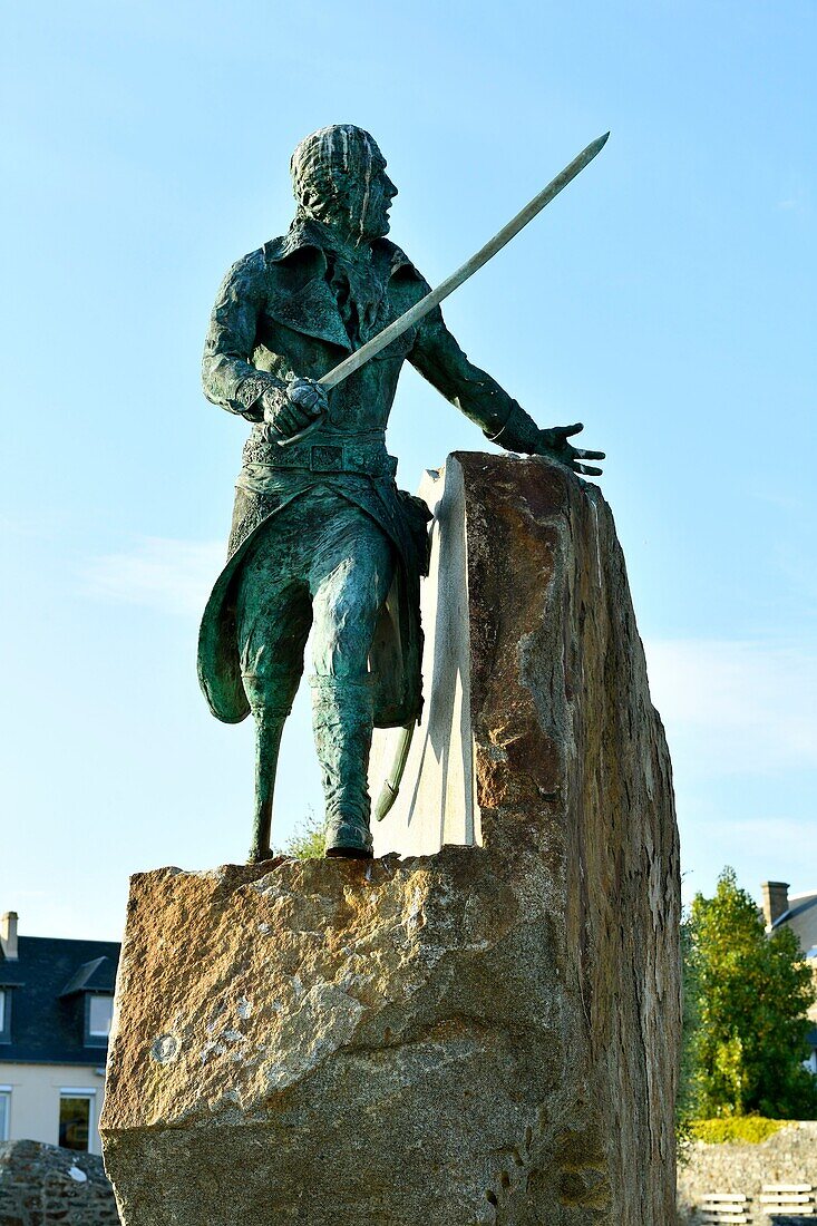 Frankreich,Manche,Cotentin,Granville,die Oberstadt auf einer felsigen Landzunge am östlichsten Punkt der Bucht des Mont Saint Michel,Statue von Georges René Le Pelley de Pléville, die den Korsaren mit einem Holzbein darstellt
