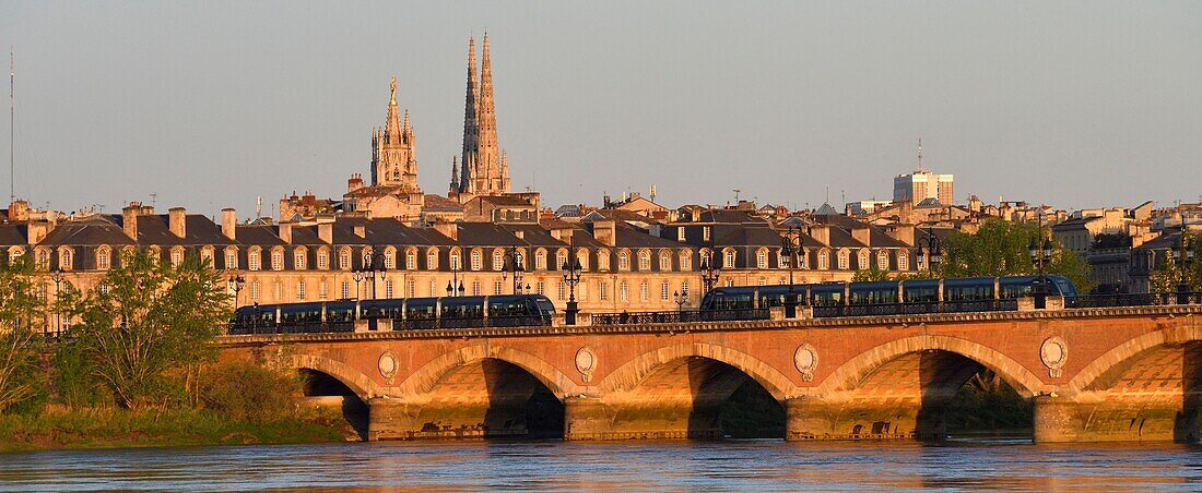 Frankreich,Gironde,Bordeaux,von der UNESCO zum Weltkulturerbe erklärt,Pont de Pierre an der Garonne,Pey-Berland-Turm und Kathedrale Saint Andre