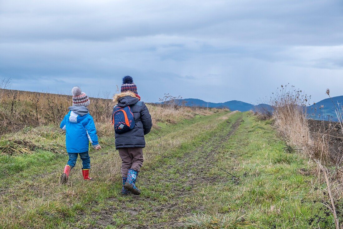 Frankreich,Puy de Dome,Billom,zwei Kinder auf einem Feldweg