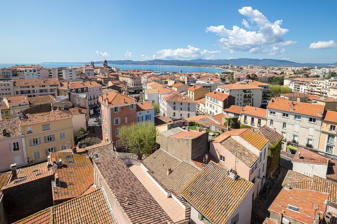 Frankreich,Var,Saint-Raphaël,die Altstadt und die Basilika Notre-Dame de la Victoire,das Maures-Massiv im Hintergrund