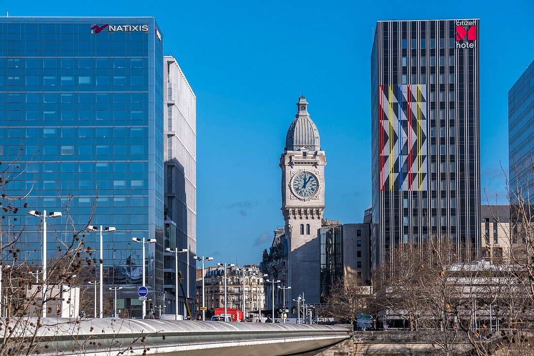 Frankreich,Paris,Pont Charles de Gaulle der Architekten Louis Gerald Arretche und Roman Karansinski und Geschäftsviertel Gare de Lyon,Tour de l'Horloge (Uhrenturm) im Hintergrund