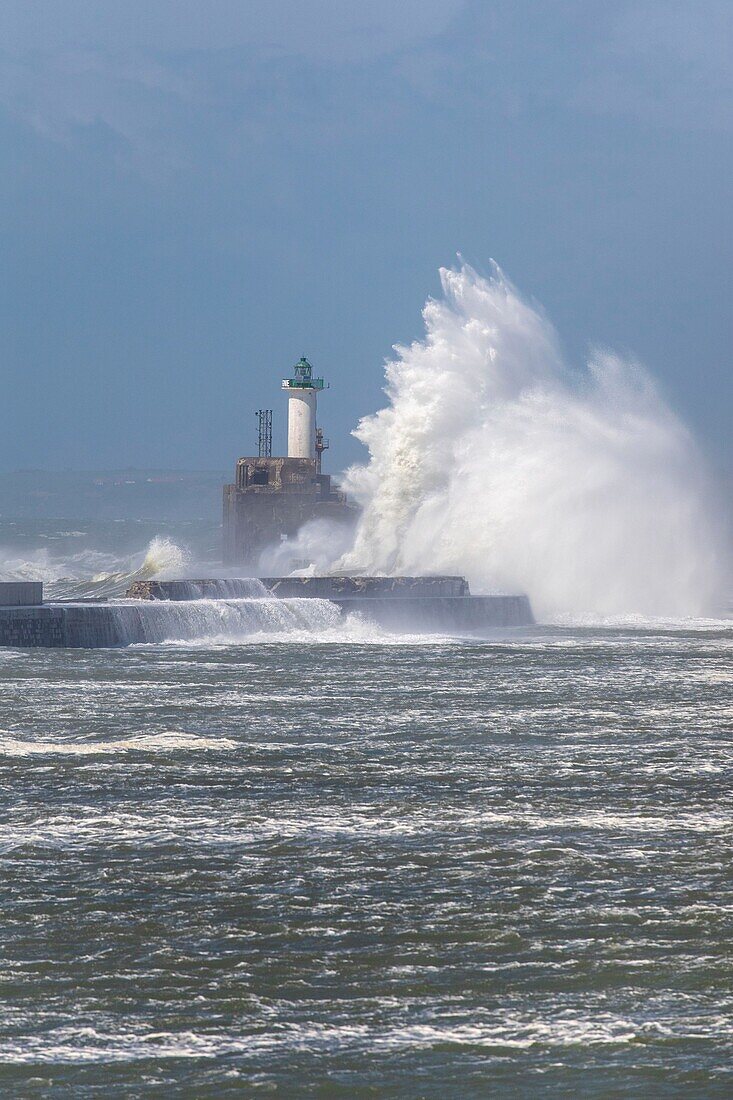 Frankreich,Pas de Calais,Boulogne sur Mer,Carnot-Deich und der Leuchtturm während des Sturms Miguel