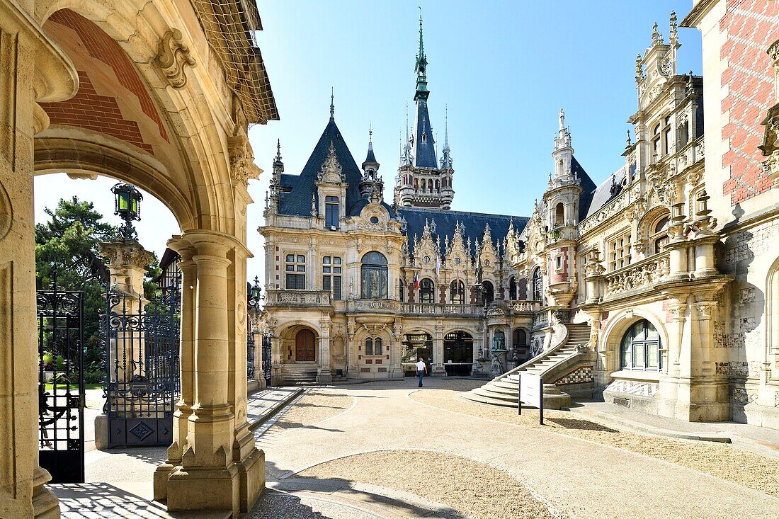 Frankreich,Seine Maritime,Pays de Caux,Alabasterküste,Fecamp,der im späten 19. Jahrhundert errichtete Benediktinerpalast im Stil der Gotik und der Neorenaissance ist sowohl Herstellungsort des Benediktinerlikörs als auch Museum