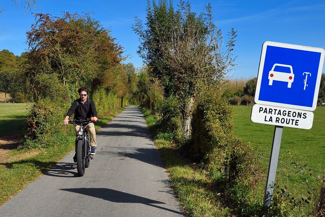 France,Seine-Maritime,Norman Seine River Meanders Regional Nature Park,Bardouville,cyclist on the Veloroute of Val de Seine