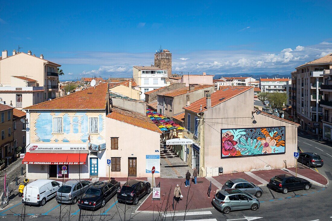 Frankreich,Var,Saint-Raphael,Künstlerviertel,bunte Regenschirme, die über der Straße von Safranier hängen,und die Kirche Saint Rafeu, auch bekannt als die Templer, die auch St. Peter's Church in der Altstadt genannt wird,